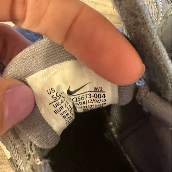 ✨Host Pick✨5C kid’s gray Nike Revolution tennis shoes - Picture 4 of 4